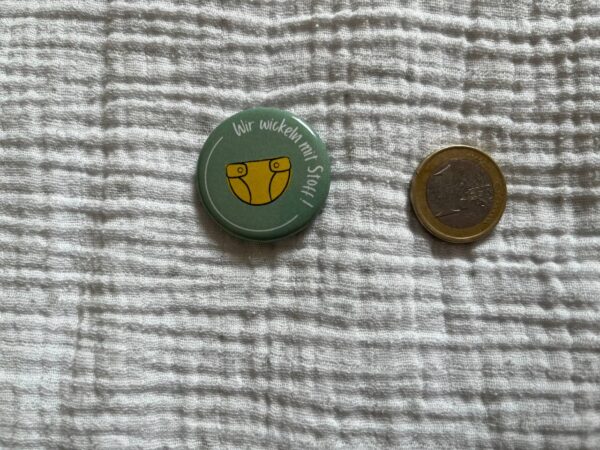 Button „Wir wickeln mit Stoff“ – Gelb (5er Pack) – Bild 2