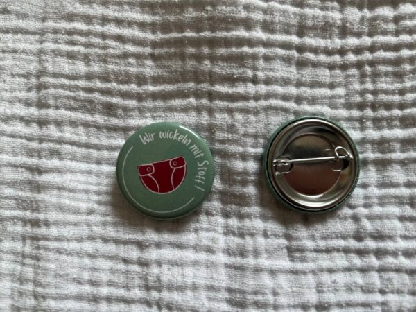 Button „Wir wickeln mit Stoff“ – Rot (5er Pack) – Bild 2